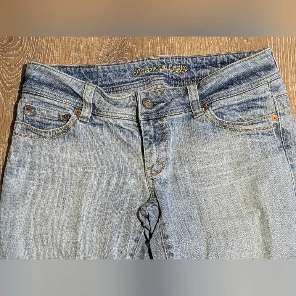 American Eagle Light Wash Artist Crop Jeans Raw Hem Mid-Rise Women's 8‎ Short - Picture 3 of 10